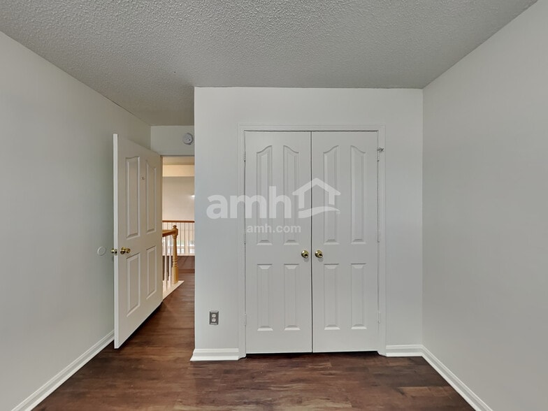 Building Photo - 8401 Redstone View Dr