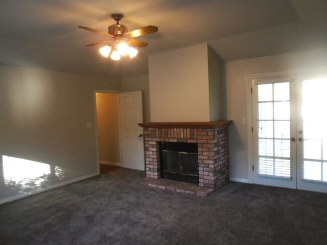 Building Photo - NW - CUSTOM HOME WITH POOL!!