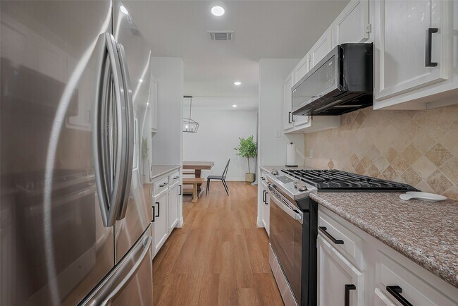 Building Photo - 8057 Ridgeview Dr