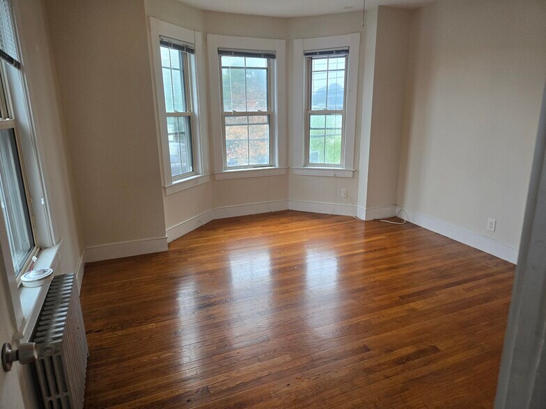Primary Photo - 124 Bacon St