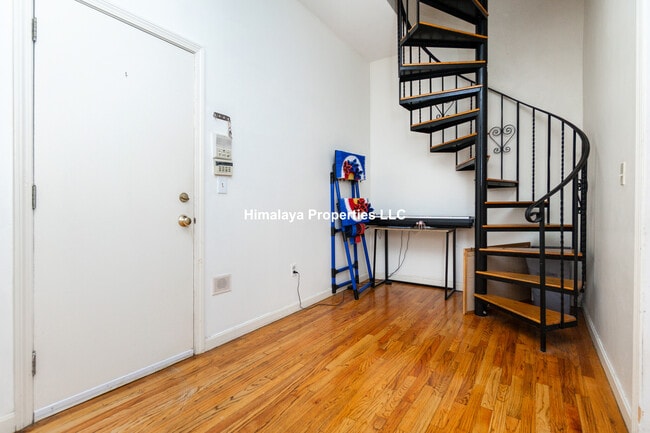 Building Photo - 448 Park Dr