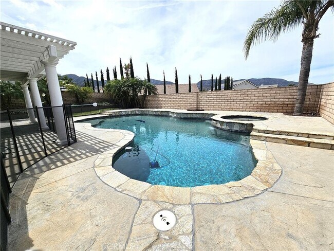 Building Photo - 2938 S Buena Vista Ave