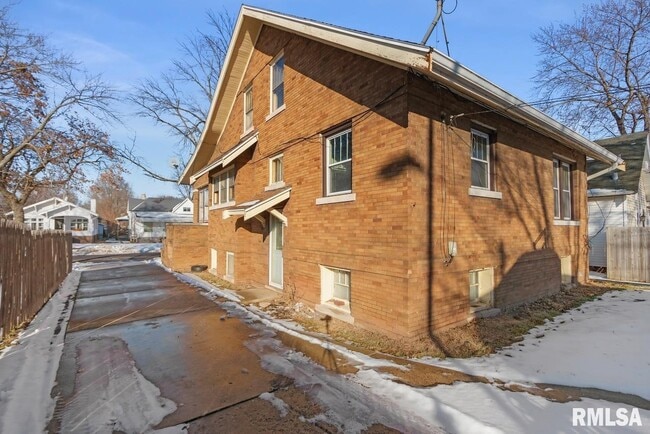 Building Photo - 1816 W Callender Ave