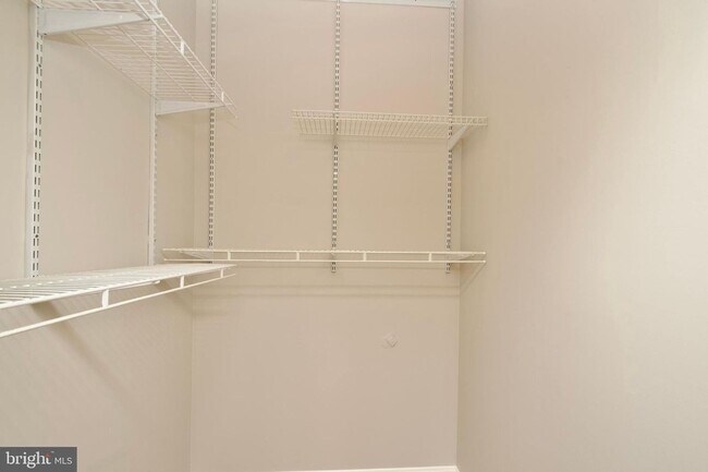 Building Photo - 2324 Henshaw Pl