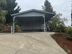 Building Photo - East Roseburg 3 bedroom 2 bath