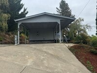 Building Photo - East Roseburg 3 bedroom 2 bath