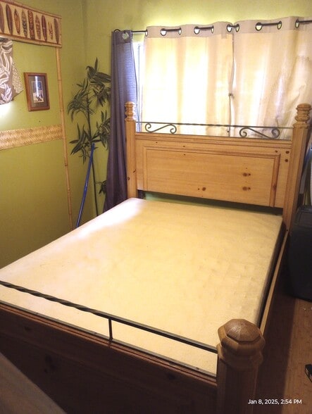 Queen 1.5 yr old Memory Mattress (Palms view) - 281 Kaikea St