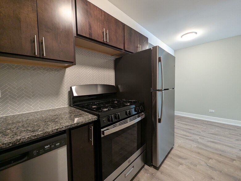 Building Photo - 542 W Surf St