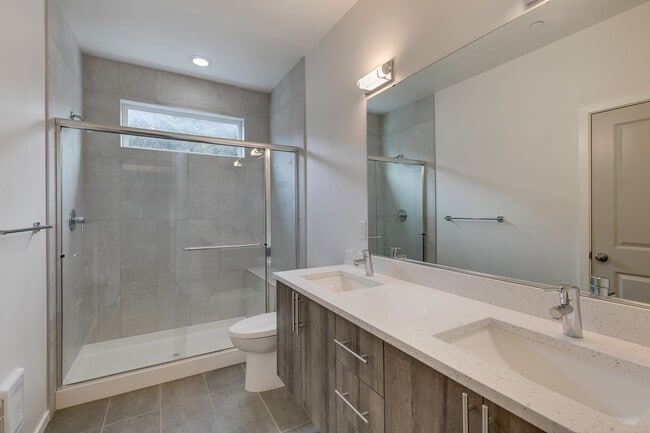 Building Photo - Queen Anne West Townhome with A/C Availabl...
