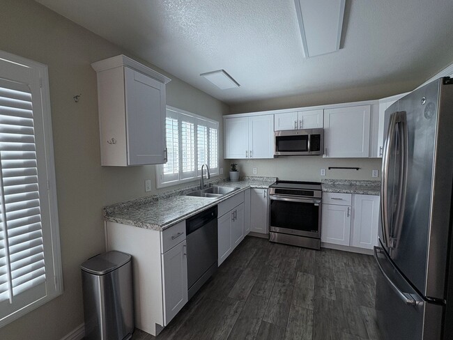 Building Photo - 3720 S Sarnoff Dr