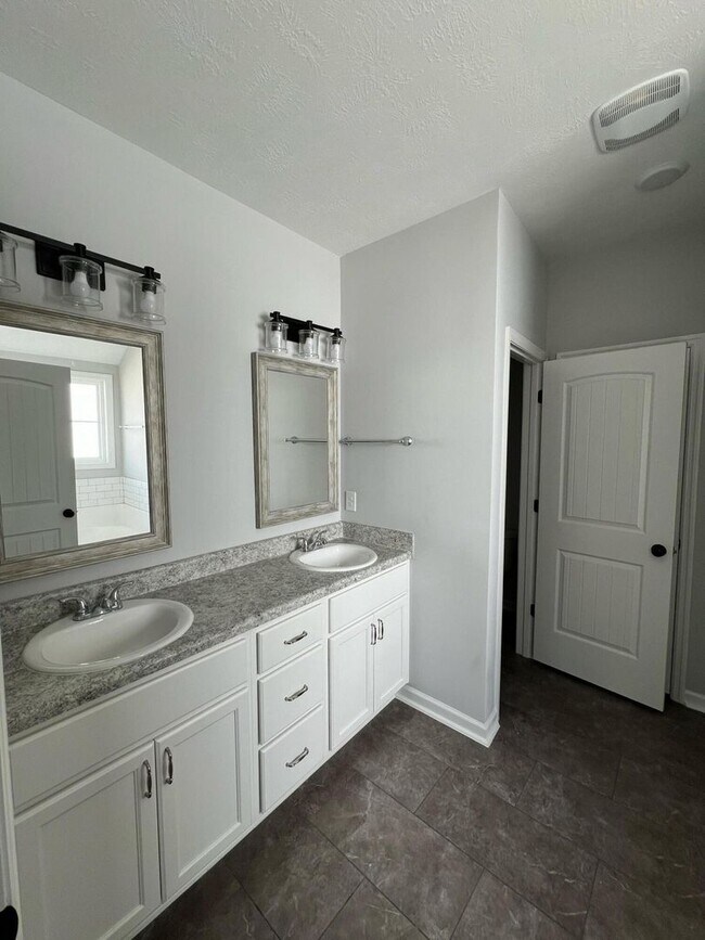 Building Photo - 886 Goodale Dr