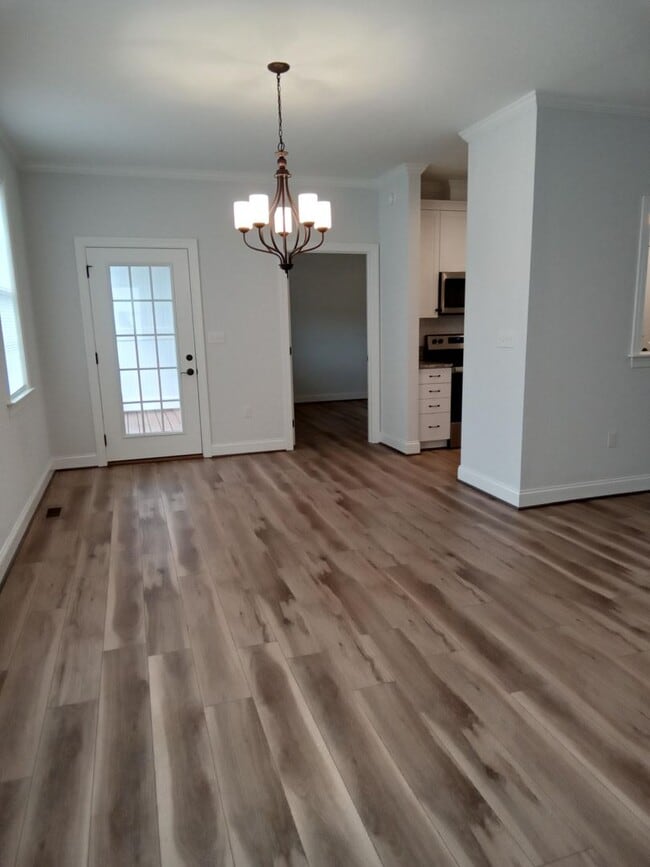 Building Photo - Patio Townhome Located 1 Block from Bedfor...