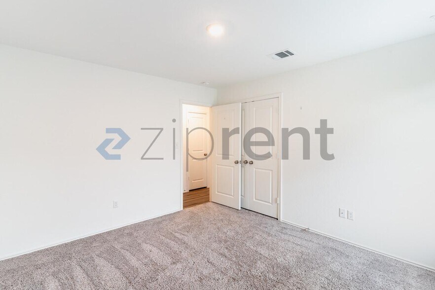 Building Photo - 206 Silver Glen Dr