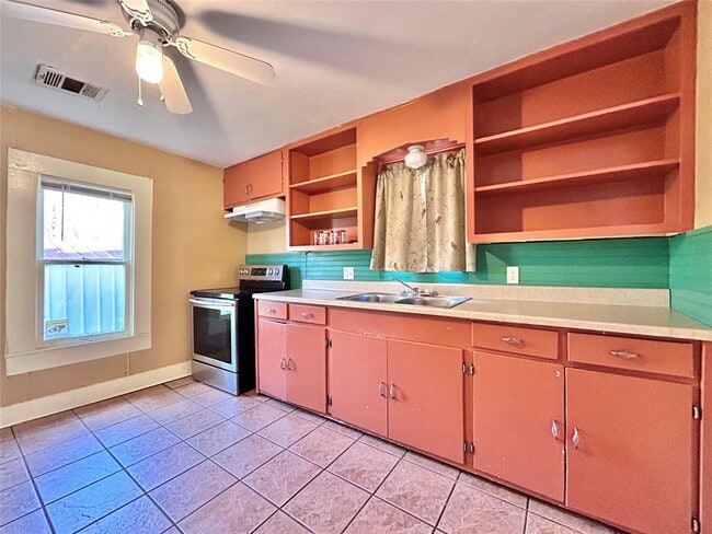 Building Photo - 1112 W 3rd St