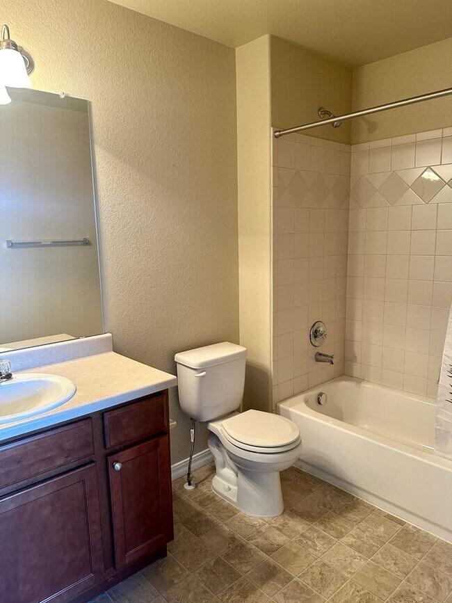 Building Photo - 2 Bedroom townhome in School District 20 w...