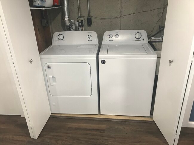 Building Photo - 2131 Cedar Ln