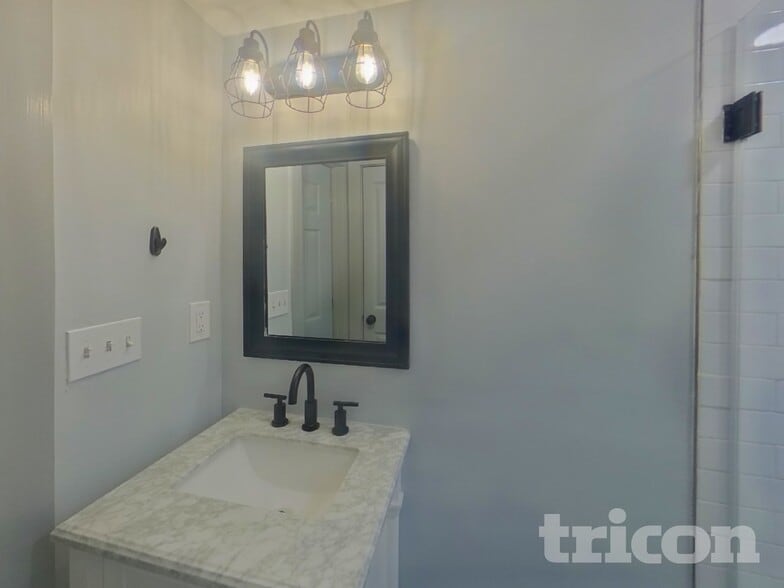 Building Photo - 11 Swan Dr