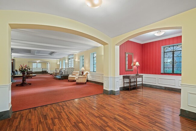 Building Photo - 25-40 31st Ave-4K