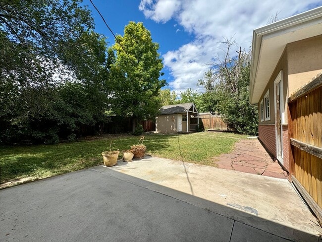 Building Photo - Beautiful 2 bedroom, 1.5 bathrooms plus an office!! Available NOW!