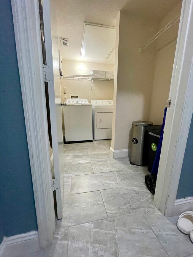 Building Photo - 402 S Armenia Ave