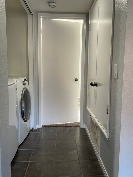 Building Photo - 6510 College Grove Dr