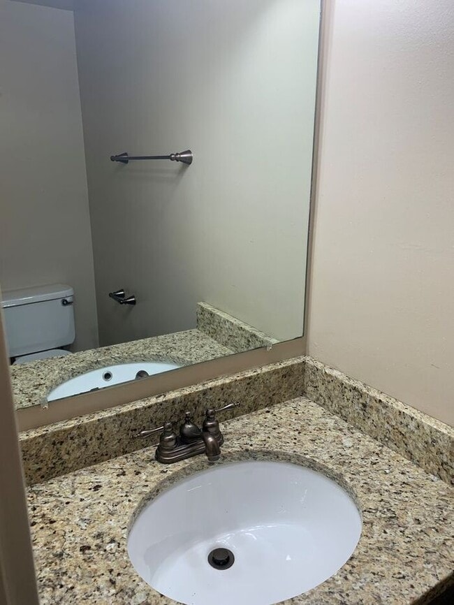 Building Photo - Spacious 2 Bed 1.5 Bath Townhome in Murray! $500 Amazon Gift Card!