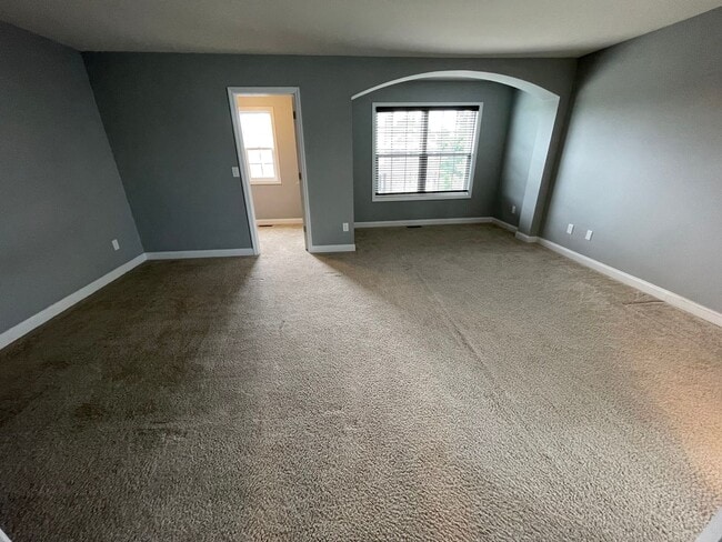 Building Photo - Large Home East Jefferson For Rent