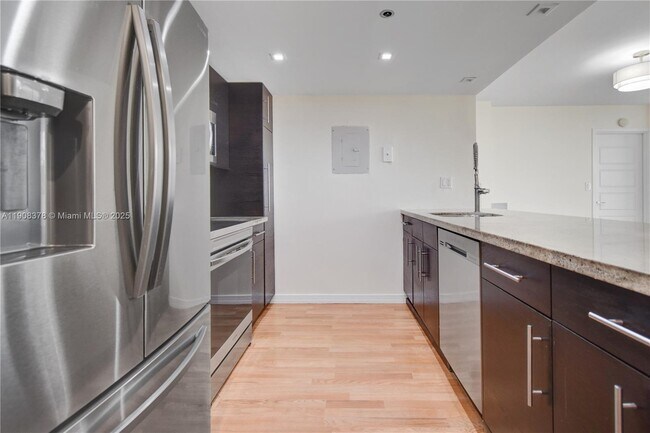 Building Photo - 7601 E Treasure Dr