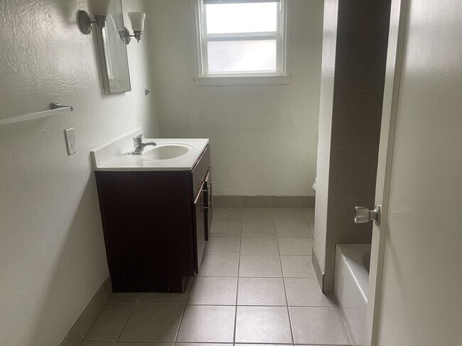 Building Photo - Charming Vintage 2 Bedroom 1 Bathroom Home