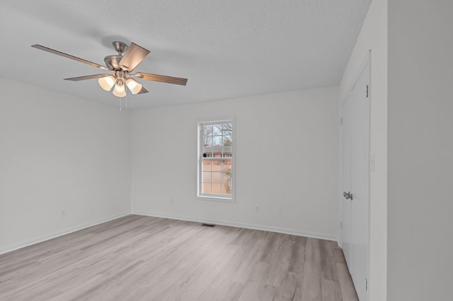 Building Photo - 205 Woodside Dr