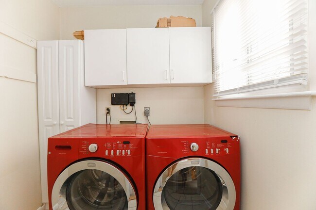 Building Photo - Spacious Townhome Move in Ready!!