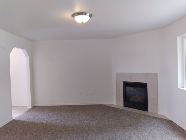 Building Photo - Charming 3-Bed Duplex with 2.5 Baths & 1600 Sq Ft - Prime Tacoma Location!