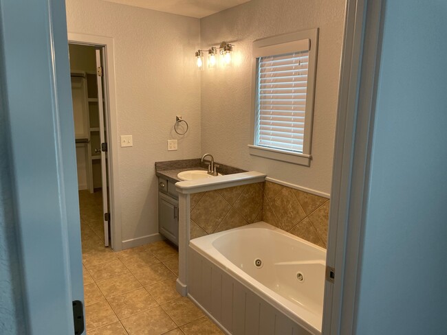 Building Photo - 9969 Glen Rd