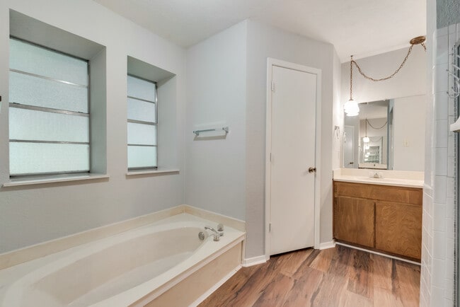 Building Photo - 1006 Walnut Pl