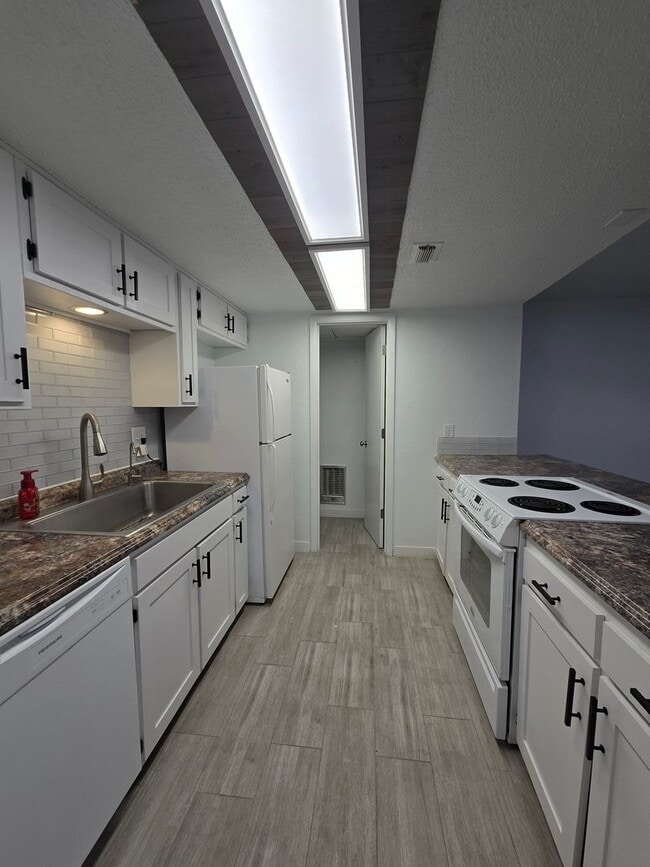 Building Photo - 3520 Adenmore C