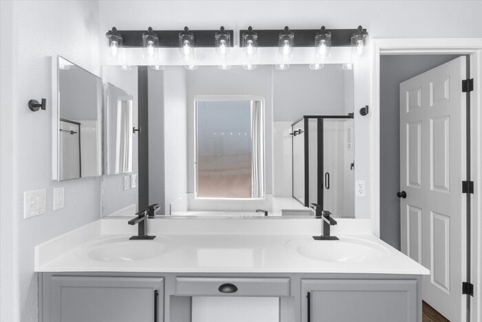 Building Photo - 92 E Spur Ave