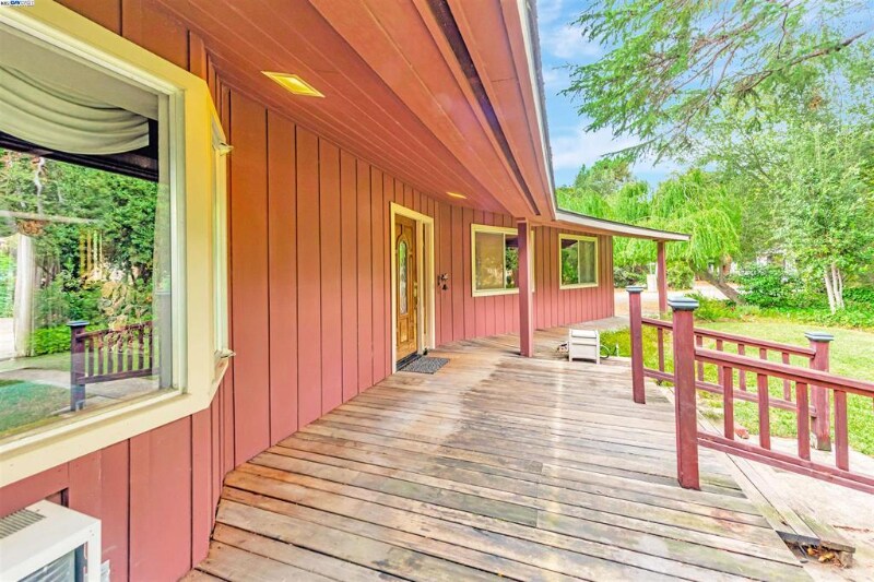 Building Photo - 35849 Linda Dr