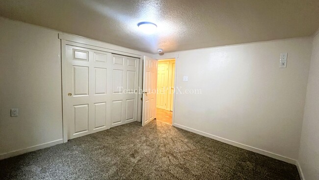 Building Photo - Charming Duplex on SE Milwaukie Ave