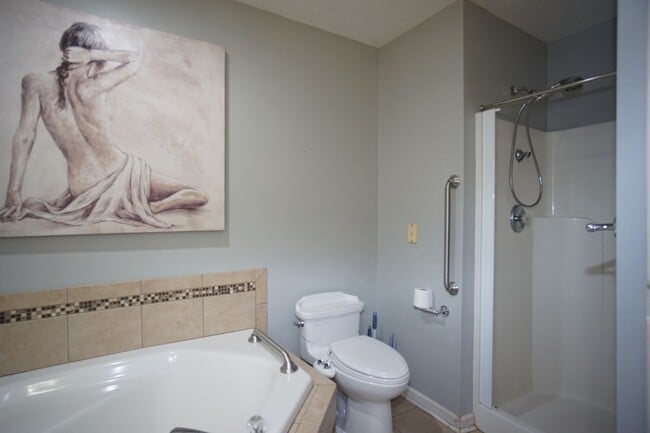 Building Photo - 3 Bed/2 Bath.  Master on Main.  Close to V...