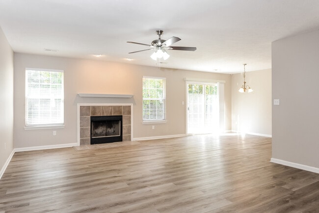 Building Photo - 904 Flying Sun Dr