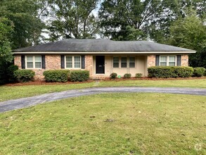 Building Photo - Gorgeous home located behind the VA Hospital