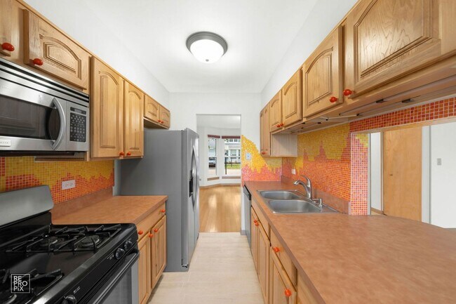 Building Photo - 1555 N Gatewood Ave