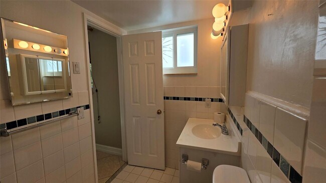 Building Photo - 253 S Cypress Rd