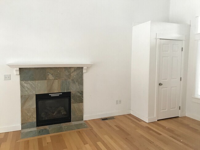 Building Photo - 3 Bedroom 2.5 Bathroom