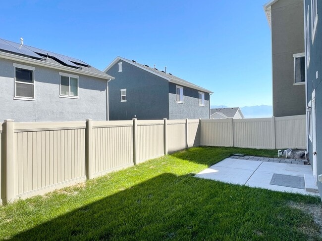 Building Photo - HOLIDAY MOVE IN SPECIAL!