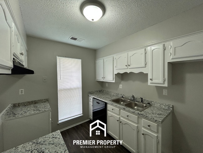 Building Photo - 3760 Ivanhoe Dr