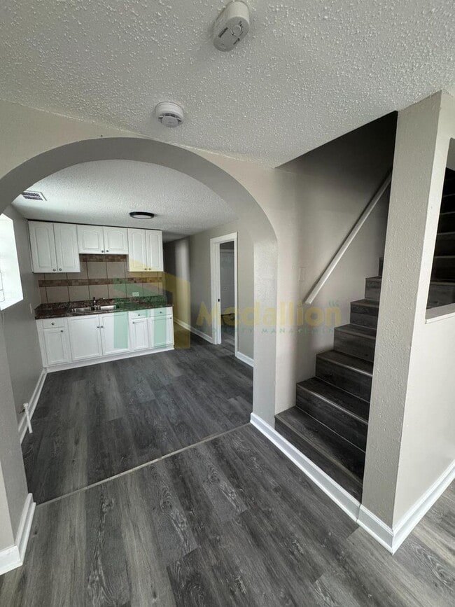Building Photo - Beautifully Remodeled 4BR/2BA Home with Sp...