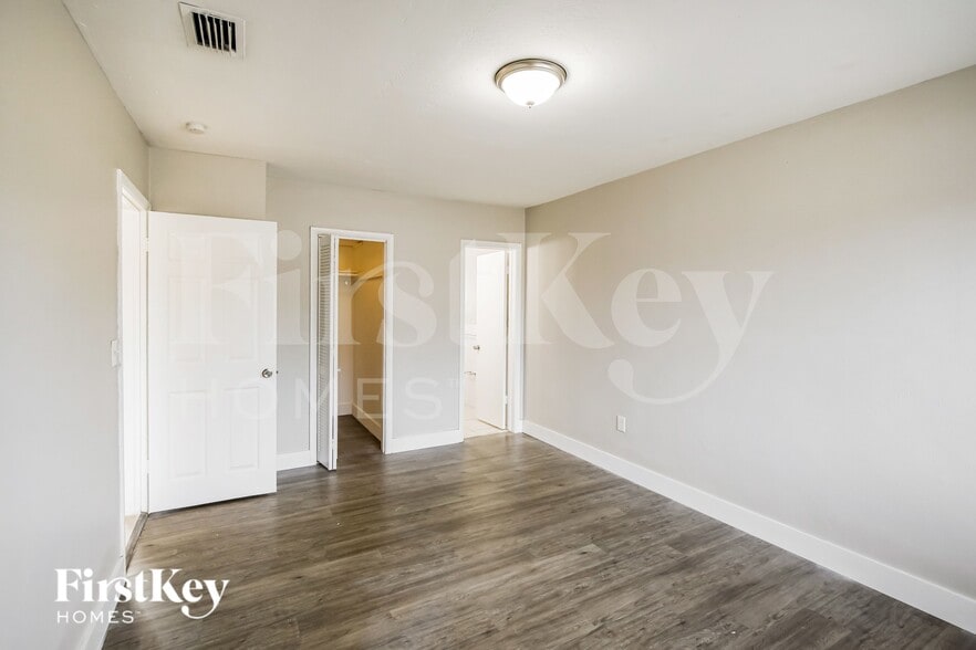 Building Photo - 18000 NW 6th Ct