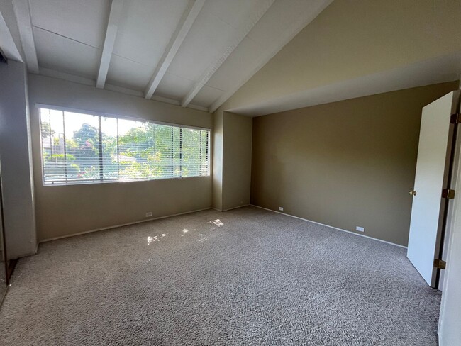 Building Photo - Spacious 2 bed 2 bath condo available in t...