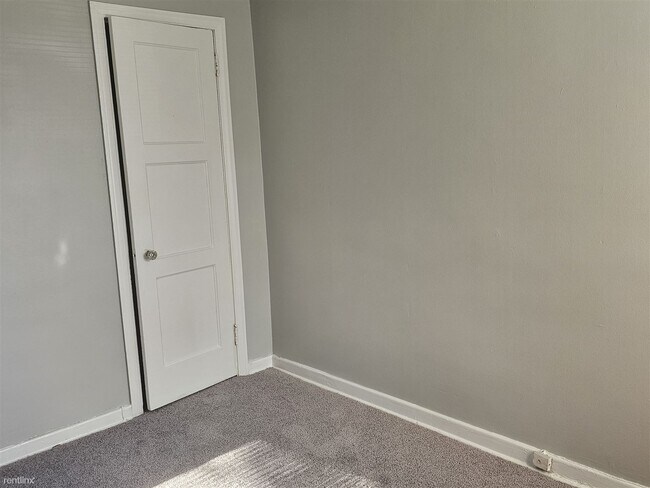 Building Photo - 2 br, 1 bath Duplex - 19735 Meyers Rd 1973...